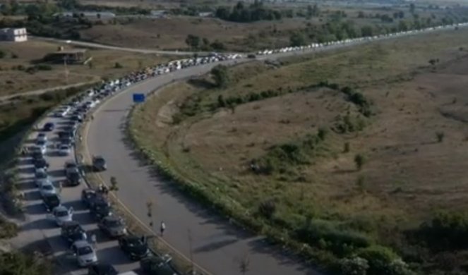 (VIDEO) HAOS NA GRČKOJ GRANICI! Hiljade Albanaca blokirale prelaz, 4.000 automobila u koloni dugoj 20 km!