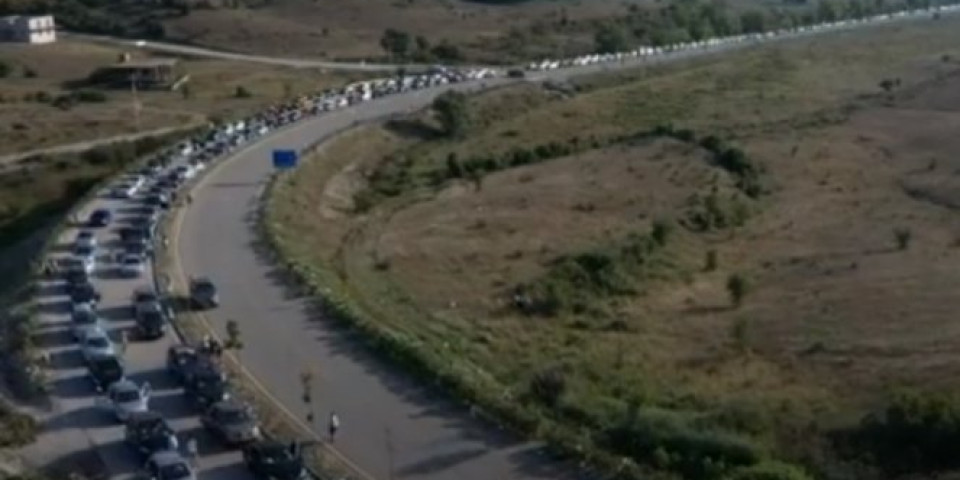 (VIDEO) HAOS NA GRČKOJ GRANICI! Hiljade Albanaca blokirale prelaz, 4.000 automobila u koloni dugoj 20 km!