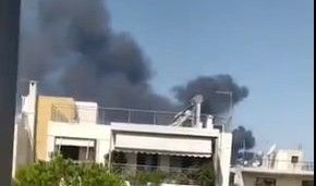 STRAVIČAN POŽAR U GRČKOJ! Gori fabrika plastike, zatvoren autoput, 14 vatrogasnih vozila na terenu! (VIDEO)