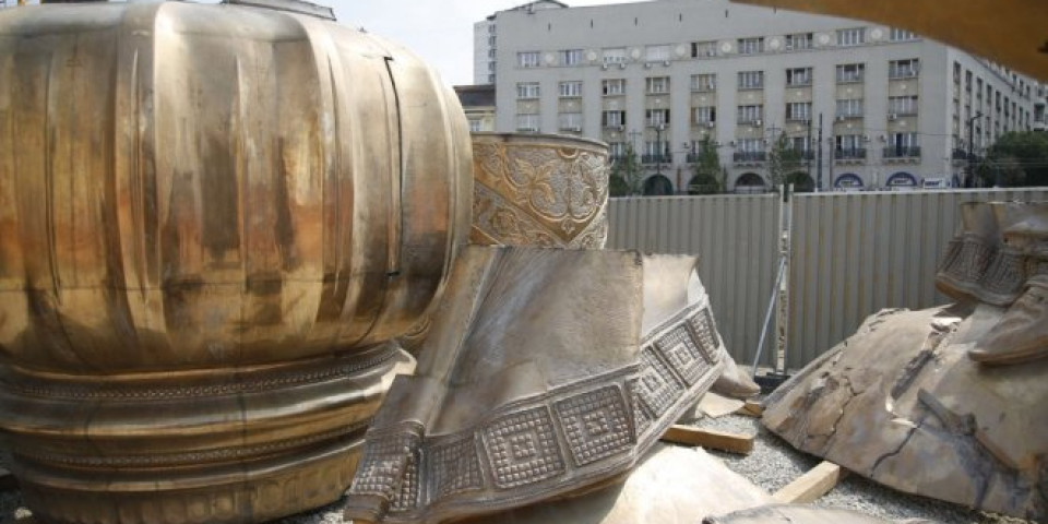 (VIDEO/FOTO) Počinje postavljanje spomenika Stefanu Nemanji u centru Beograda: POD BUDNIM OKOM RUSA NIČE VELELEPNA STATUA