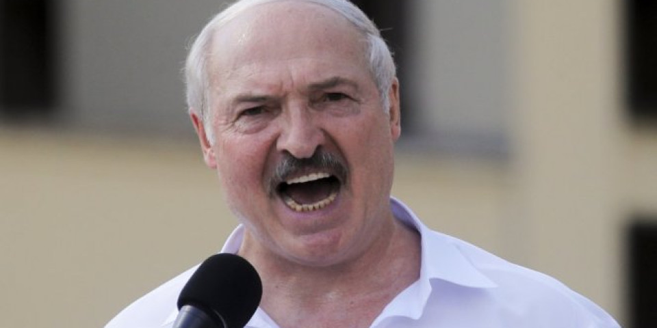 TOLIKO FOTELJA NEMA, ALI OBEZBEDIĆEMO VAM METLE I LOPATE! Lukašenko je danas imao posebnu poruku za razjarene opozicionare!
