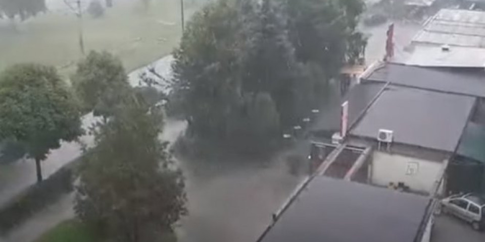 (VIDEO) HAOS U SARAJEVU! Ulice pod vodom, JAKE KIŠE USPORILE SAOBRAĆAJ!