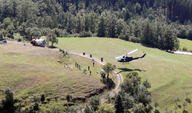 (Foto) Helikopterska jedinica pomaže podizanju krsta iznad Mileševe