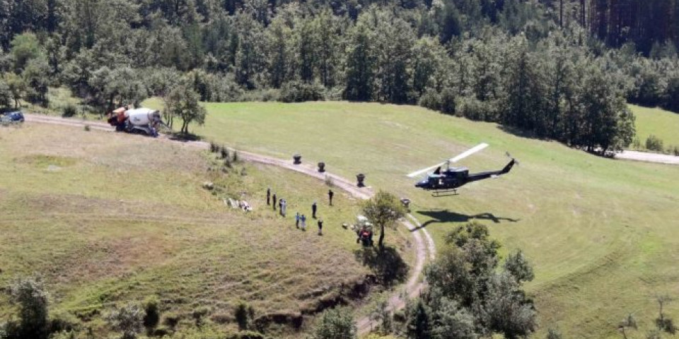 (Foto) Helikopterska jedinica pomaže podizanju krsta iznad Mileševe