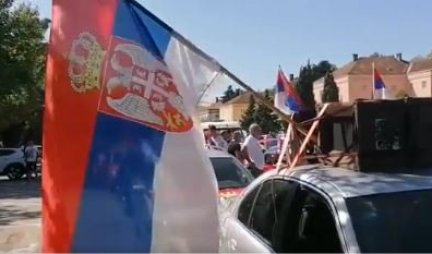 VIJORE SE TROBOJKE! PODRŠKA ODBRANI SVETINJA! Nakon Beograda, auto-litija krenula i iz Trebinja (VIDEO)