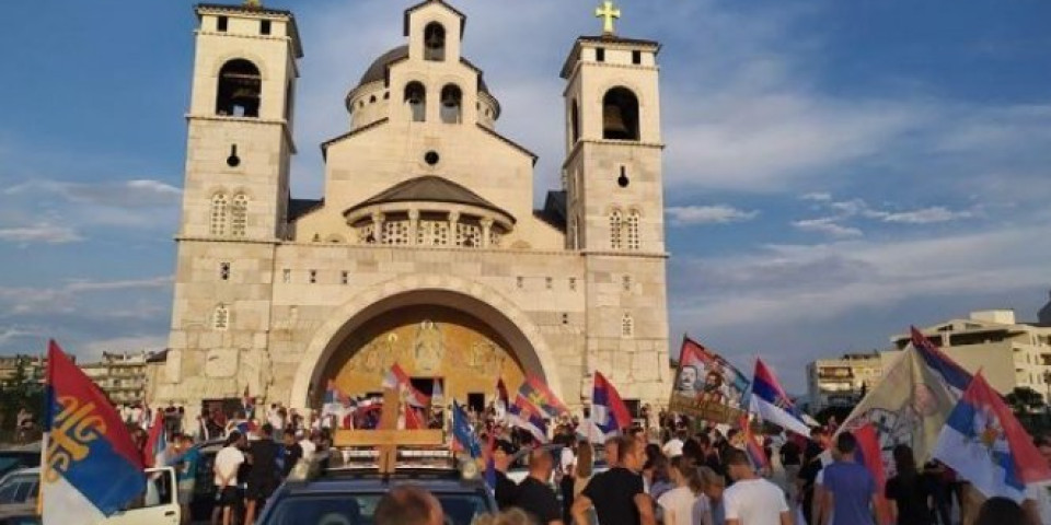 (VIDEO) USTALA JE CRNA GORA, SVETINJA SE BRANITI MORA! Probijena blokada milogorske policije, građani se okupili ispred Hrama u Podgorici!