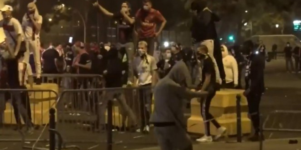 (VIDEO/FOTO) DIVLJACI! Letele staklene flaše, baklje! Neredi i hapšenja u Parizu posle finala LŠ!