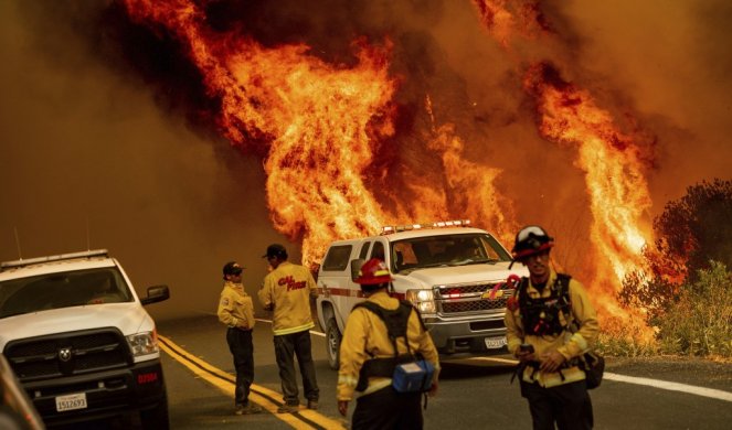 PAKAO U KALIFORNIJI! Temepratura  49,4 stepeni, iz kampa kod Fresna od požara spaseno više od 200 ljudi (FOTO)