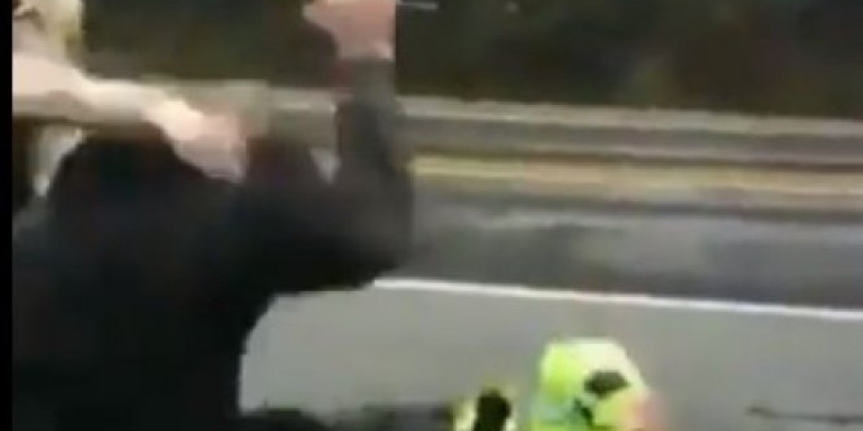 SNIMAK KOJI DOKAZUJE AMERIČKI RASIZAM!? Belac pretukao policajce i oteo im auto, niko se nije uhvatio za pištolj! (VIDEO)