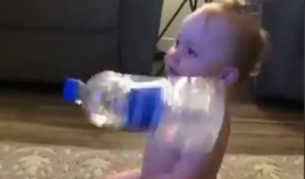 (VIDEO) Beba se igrala sa flašom, a onda učinila nešto što je i nju samu šokiralo - OVOM SNIMKU SE SMEJU ŠIROM SVETA