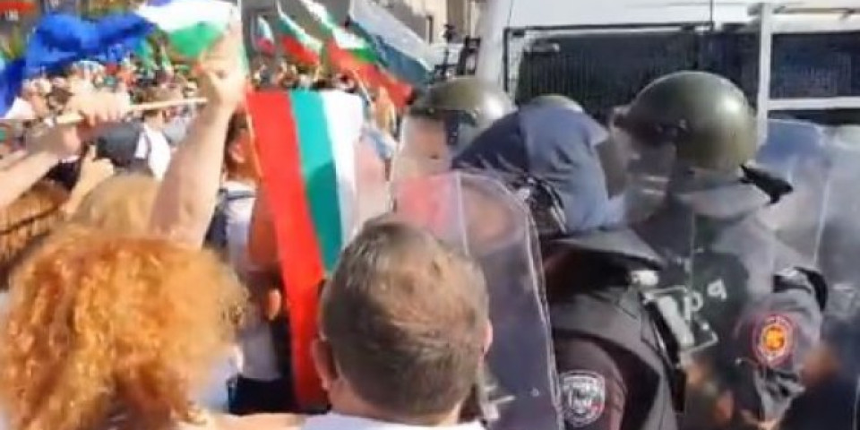 SUKOBI U BUGARSKOJ! Ljudi na ulicama, žandarmerija upotrebljava suzavac! (FOTO/VIDEO)