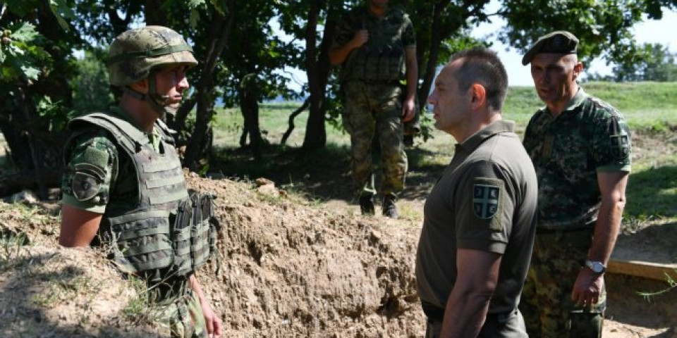 VULIN U BAZI DOBROSIN: Vojska Srbije u Kopnenoj zoni bezbednosti garant mira i stabilnosti!