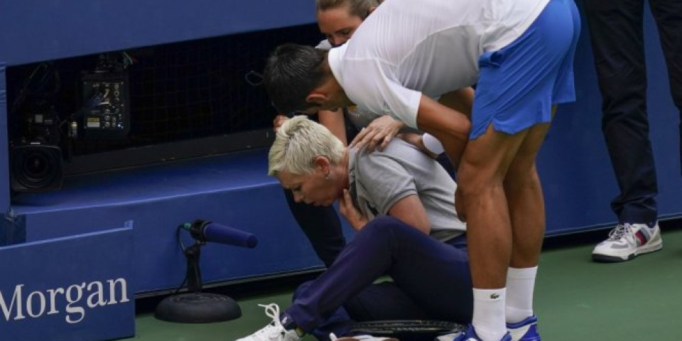 (VIDEO) BANDO, SRAM VAS BILO! Evo šta se desi kada Federer NAPUCA dečaka! Novak im je trn u oku!