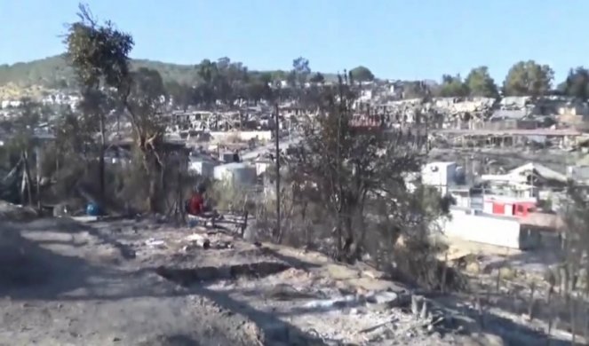 HAOS U GRČKOJ! 13.000 migranata napušta kamp, do temalja izgoreo kamp, požar podmetnut? (VIDEO)