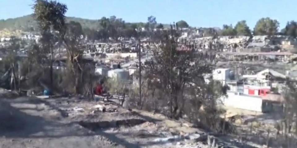 HAOS U GRČKOJ! 13.000 migranata napušta kamp, do temalja izgoreo kamp, požar podmetnut? (VIDEO)