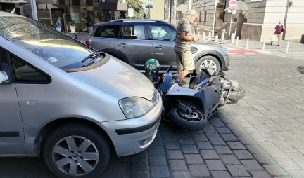 ŠTA JE, BRE, OVO DANAS? Motociklista podleteo pod auto na Trgu Republike!