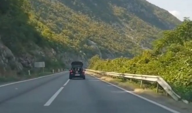 POSTUPAK NESAVESNIH RODITELJA IZAZIVA JEZU! Dok auto ide 90 kilometara na čas dete se vozi u otvorenom gepeku (VIDEO)