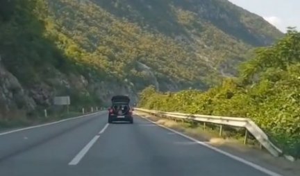 POSTUPAK NESAVESNIH RODITELJA IZAZIVA JEZU! Dok auto ide 90 kilometara na čas dete se vozi u otvorenom gepeku (VIDEO)