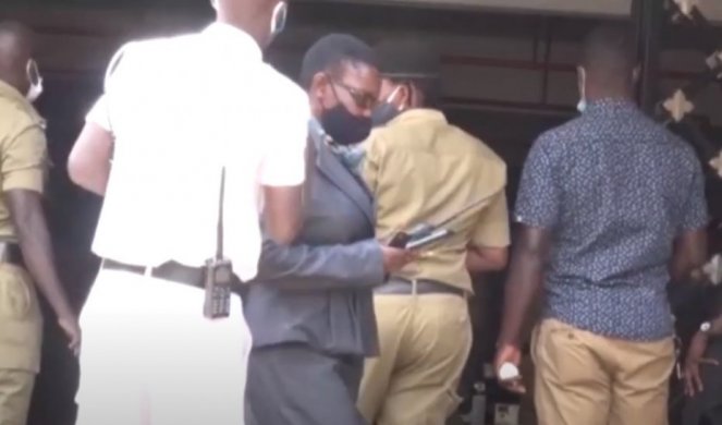 (UZNEMIRUJUĆI FOTO/VIDEO) HOROR U UGANDI! Čovek sa odsečenom glavom deteta uhapšen ispred parlamenta!
