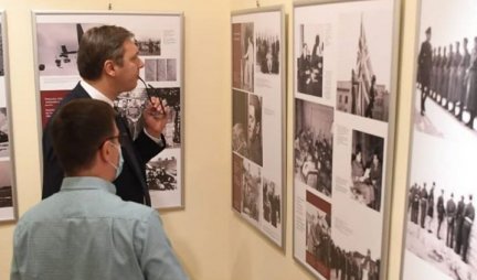 (FOTO) NA NAMA JE DA ČUVAMO SEĆANJA NA ŽRTVE KOJE NAS OPOMINJU I KOJE NE SMEMO ZABORAVITI! Vučić obišao izložbu fotografija "Britanci i Drugi svetski rat u Jugoslaviji"