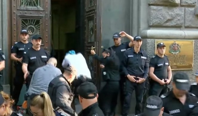 POLICIJA MORALA DA REAGUJE! Demonstranti izneti iz parlamenta Bugarske! (VIDEO)