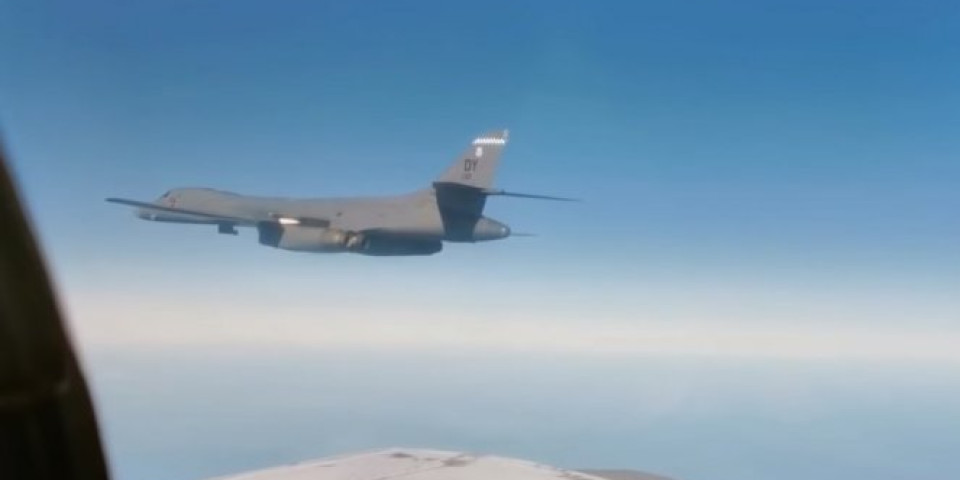 (VIDEO) RUSKI PILOT DIGAO MIG I RAZBUCAO AMERIČKE LOVCE! Osujećen upad bombardera SAD, granica Rusije je odbranjena!