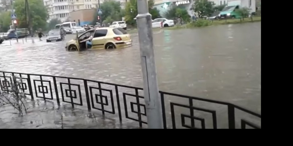 ULICE SE PRETVORILE U REKE! Uragan praćen vetrom pogodio Moskvu! (VIDEO)