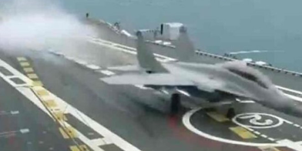 SPEKTAKULARAN SNIMAK! Pogledajte redak video sletanja moćnog lovca MiG-29K na nosač aviona! (VIDEO)