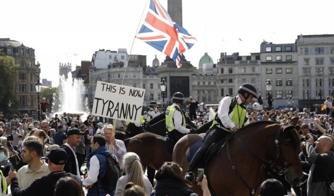 HAOS U LONDONU! U sukobima sa policijom uhapšeno 32 ljudi, Britanci besni zbog Džonsonovih novih mera! (FOTO)