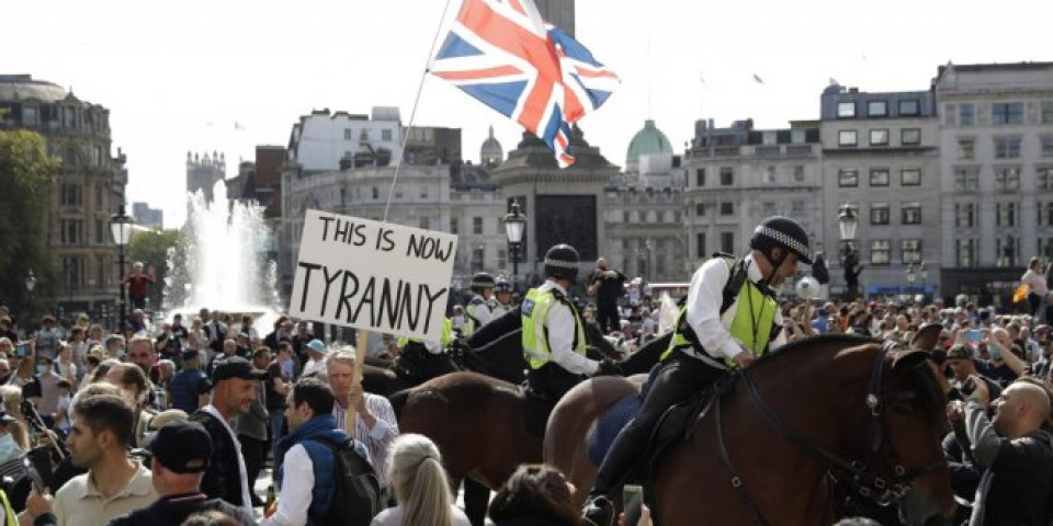 HAOS U LONDONU! U sukobima sa policijom uhapšeno 32 ljudi, Britanci besni zbog Džonsonovih novih mera! (FOTO)