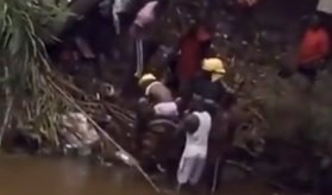 (UZNEMIRUJUĆI VIDEO) Autobus se survao u reku, stradalo osam mladih fudbalera, decu izvlače iz vode!