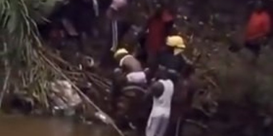 (UZNEMIRUJUĆI VIDEO) Autobus se survao u reku, stradalo osam mladih fudbalera, decu izvlače iz vode!