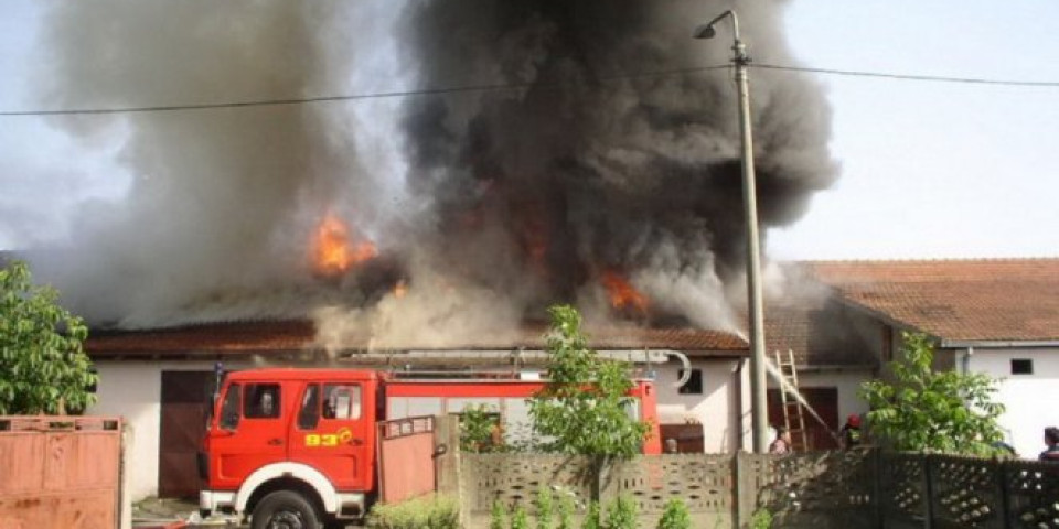 DRAMA NA ČENEJU! Zapalio se salaš, devet vatrogasaca u borbi PROTIV VATRENE STIHIJE