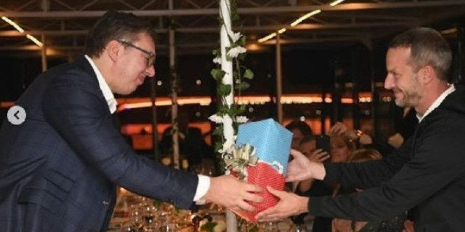 PREDSEDNIK TRAMP ZNA DA VOLITE... Lider SAD lično poslao poklon Vučiću! SRPSKI PREDSEDNIK ODUŠEVLJEN! (FOTO)