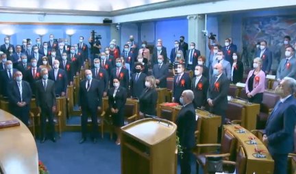 NEVIĐENI SKANDAL U PODGORICI! U Parlamentu Crne Gore izglasana Rezolucija o genocidu u Srebrenici!