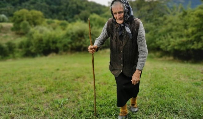 Baka Radojka ima 90 godina, živi sama na planini i čuva koze: Ne zna šta je internet, ali je mladima dala NAJBOLJI MOGUĆI SAVET