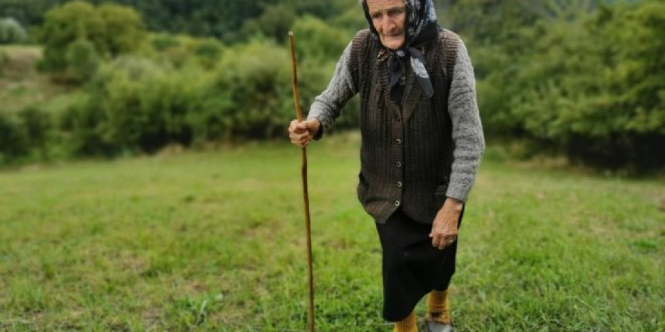Baka Radojka ima 90 godina, živi sama na planini i čuva koze: Ne zna šta je internet, ali je mladima dala NAJBOLJI MOGUĆI SAVET