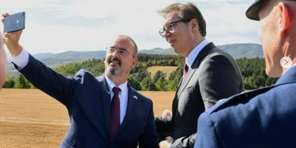 (FOTO) SNAGA PRIJATELJSTVA JAČA OD ZABORAVA: Uz predsednika Srbije, ambasador Godfri odao priznanje HRABROSTI MEŠTANA PRANJANA