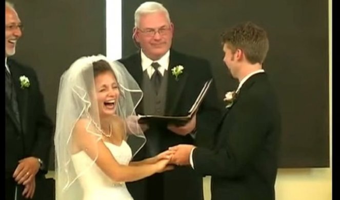 (VIDEO) Mlada PALA OD SMEHA usred venčanja, zvanice se pridružile! Evo šta joj je REKAO MLADOŽENJA!