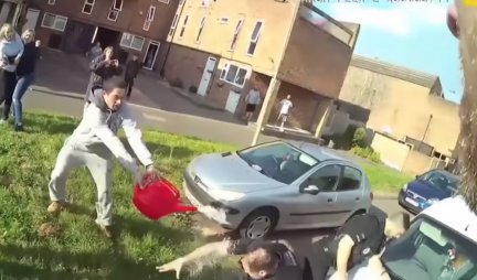 KO IMA ŠIBICE, ZAPALITE IH! Polio policajce benzinom, okupljeni navijali, dramatičan snimak iz Engleske! (VIDEO)