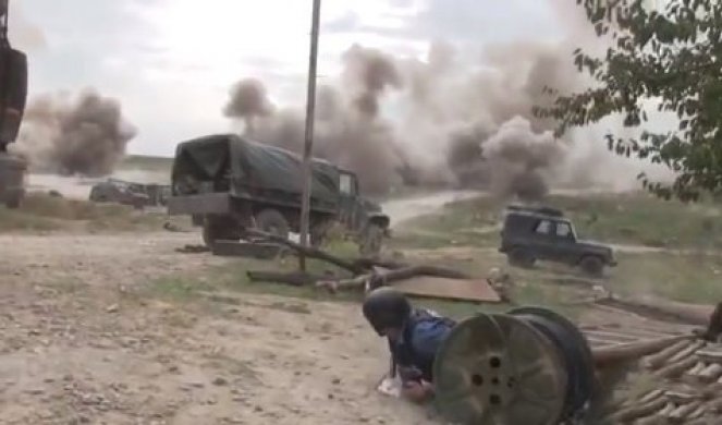 (UZNEMIRUJUĆI VIDEO) JERMENSKA LINIJA FRONTA ZASUTA GRANATAMA! Kanonada azerbejdžanske artiljerije, kamioni puni mrtvih vojnika!