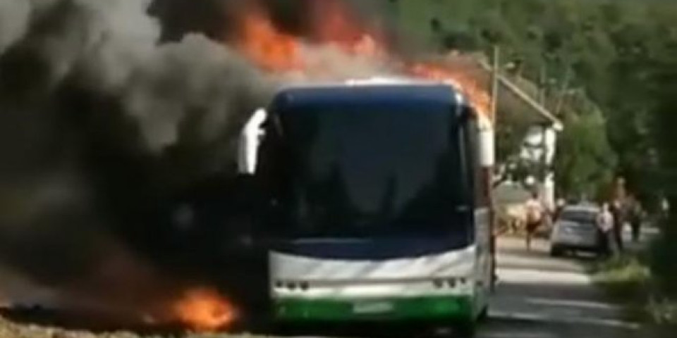 STRAVIČAN PRIZOR KOD VRANJA! Zapalio se autobus u pokretu, putnici panično istrčavali! (VIDEO)