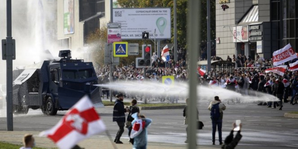 HAOS U MINSKU! Policija rasterala demonstrante vodenim topom (VIDEO)