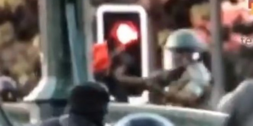 (UZNEMIRUJUĆI VIDEO) HOROR U ČILEU! Policajac zgrabio tinejdžera (16) i bacio ga sa mosta!