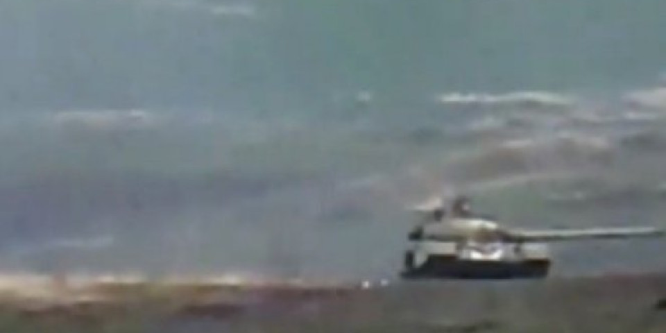 (VIDEO) TENK TEŽI OD 40 TONA JE - POLETEO! Trenutak udara jermenske rakete u azerbejdžanski T-72!