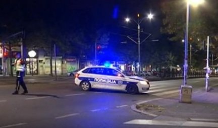 (VIDEO) TEŠKA NESREĆA U CENTRU BEOGRADA! Automobil se prevrnuo i probio tramvajsku ogradu,  MUŠKARAC HITNO PREVEZEN NA REANIMACIJU