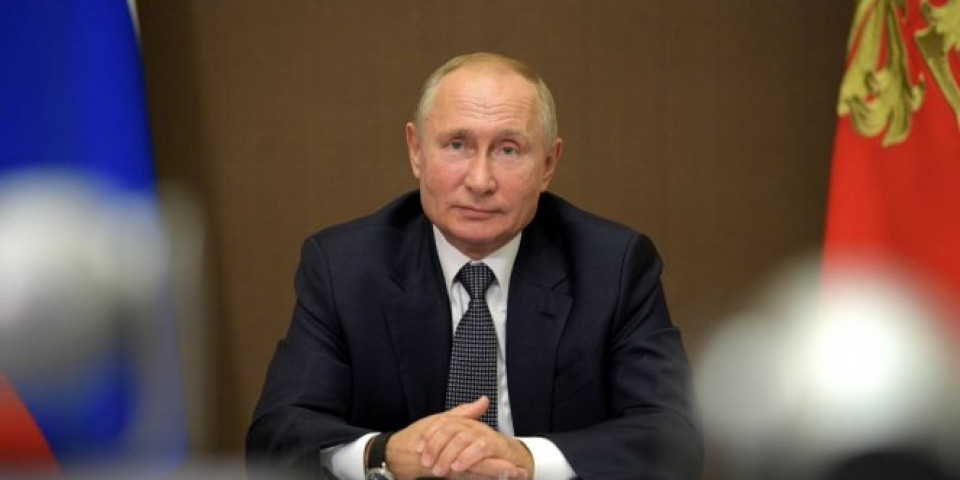 ŠTO STE SELI TAKO DALEKO, JE L SE PLAŠITE?! Putin na sastanku sa vojnim vrhom imao urnebesnu rakciju kada je video stolicu! (VIDEO)