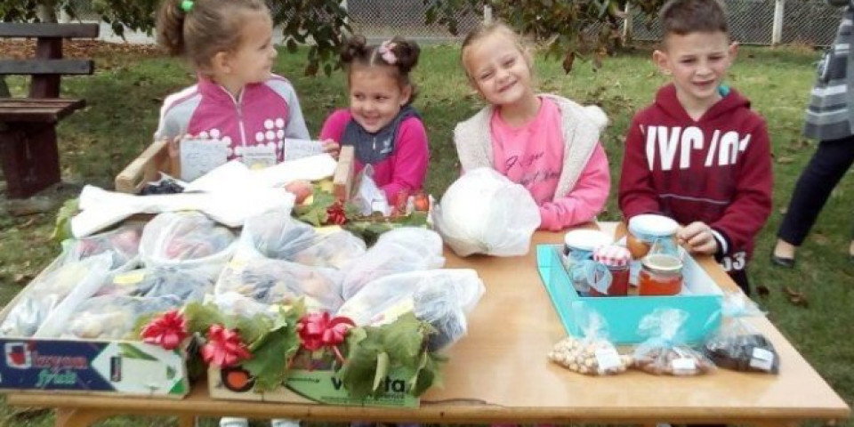 JESENJI VAŠAR U GORNJOJ TRNAVI: Deca u dvorištu škole prodavala zimnicu, novac zarađivali ZA KUPOVINU IGRAČAKA!