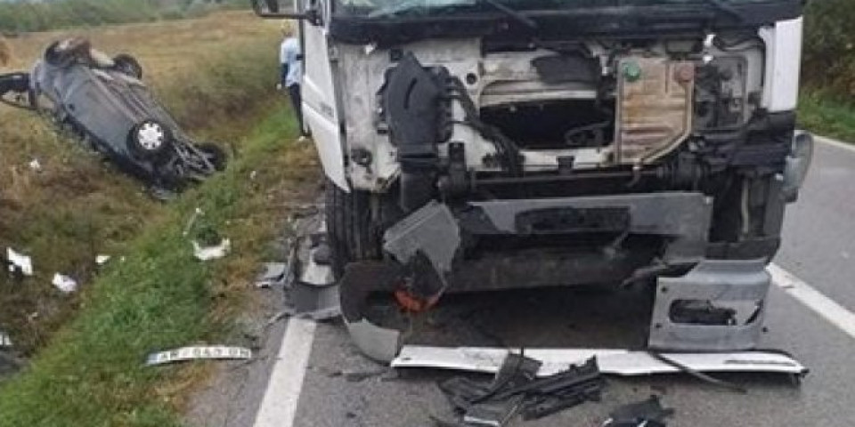 KORSOM DIREKTNO U SMRT: Posle čeonog sudara sa kamionom automobil je završio U JARKU PORED PUTA