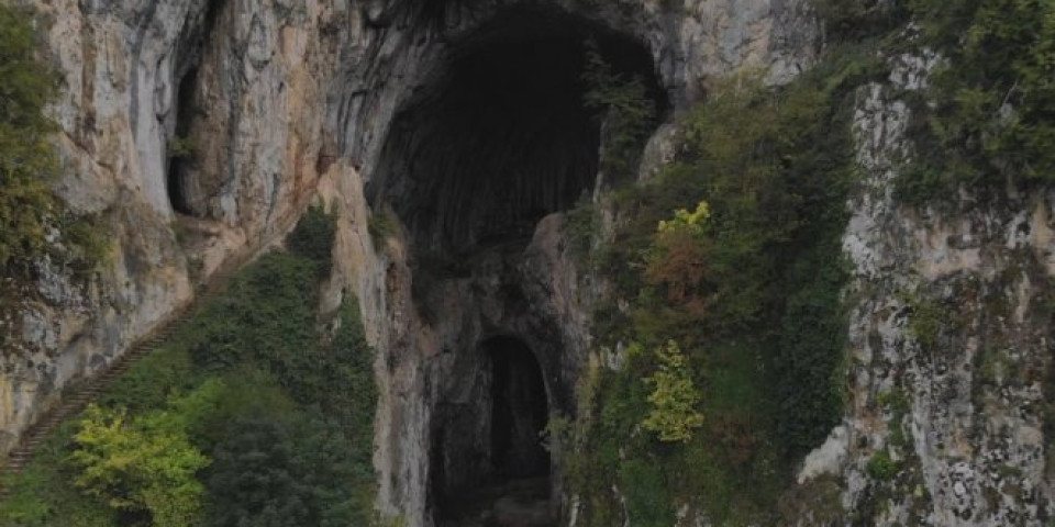 (FOTO) ZMAJEVI SU ČUVALI LEKOVITI IZVOR, A KADA JE PRESUŠIO...Ovo je jedna od najmisterioznijih pećina u Srbiji, kada vidite šta je u njoj, shvatićete i zašto